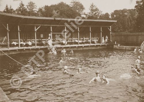 Postkarte aus der Reihe «Anno dazumal» - Frauentag in der öffentlichen Badeanstalt an der Florastrasse in Uster, 1893. Die Postkarte ist im Postkarten-Shop erhältlich unter www.postkarten-shop.com