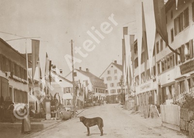 Postkarte aus der Reihe «Anno dazumal» - Talackerstrasse mit Blick in Richtung Zentralstrasse, Uster um 1890. Im Hintergrund das heutige Evangelische Kirchgemeindehaus Kreuz. Die Postkarte ist im Postkarten-Shop erhältlich unter www.postkarten-shop.com