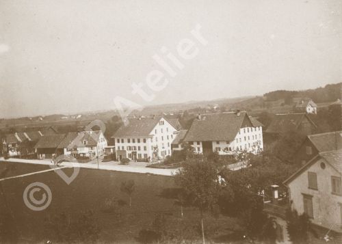 Postkarte aus der Reihe «Anno dazumal» - Die Zürichstrasse in Uster, 1883. An Stelle der alten Bauernhäuser steht hier heute das Einkaufszentrum Illuster. Der Weg am linken Bildrand ist der heutige Landihallen-Weg.