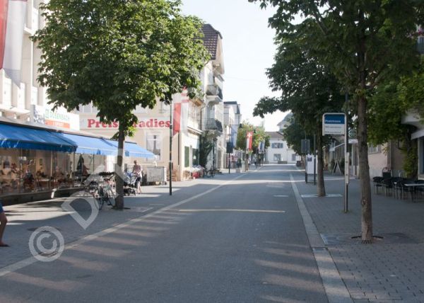 Im Mittelgrund vorne Poststrasse 12 (das ehemalige Schuhgeschäft Dosenbach), rechts Poststrasse 11.