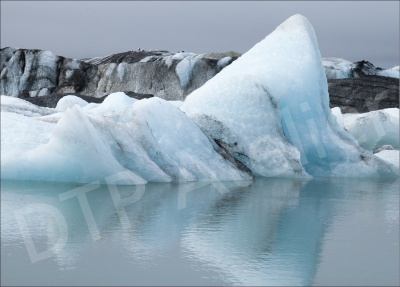 Postkarte aus der Reihe «Eis + Land» - «Eisberg» auf dem Jökulsárlón, Gletschersee am Südrand des Vatnajökull, Island. Foto: Annalena Moser. Die Postkarte ist im Postkarten-Shop erhältlich unter www.postkarten-shop.com