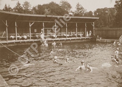 Postkarte aus der Reihe «Anno dazumal» - Frauentag in der öffentlichen Badeanstalt an der Florastrasse in Uster, 1893. Die Postkarte ist im Postkarten-Shop erhältlich unter www.postkarten-shop.com