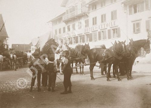 Postkarte aus der Reihe «Anno dazumal» - Blick auf den Sternenplatz mit dem «Gasthof zum Sternen» in Uster, 1893. Heute befindet an dieser Stelle der Sternenkreisel. Die Postkarte ist im Postkarten-Shop erhältlich unter www.postkarten-shop.com