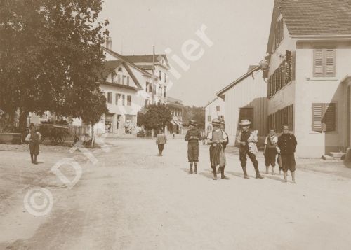 Postkarte aus der Reihe «Anno dazumal» - Florastrasse in Oberuster mit Blick in Richtung Aathalstrasse/Freiestrasse, 1910. Links hinten das ehemalige Restaurant Sonne an der Aathalstrasse 5