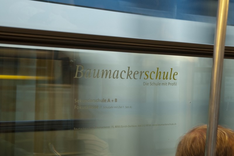 Werbung für die Baumackerschule in den Zürcher Trams auf durchsichtiger Folie, lesbar von innen (von aussen seitenverkehrt)