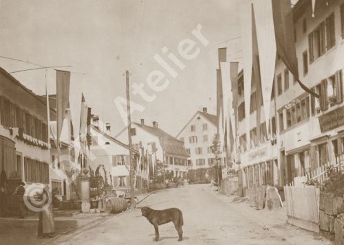Postkarte aus der Reihe «Anno dazumal» - Talackerstrasse mit Blick in Richtung Zentralstrasse, Uster um 1890. Im Hintergrund das heutige Evangelische Kirchgemeindehaus Kreuz. Die Postkarte ist im Postkarten-Shop erhältlich unter www.postkarten-shop.com